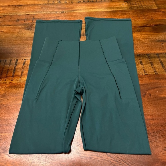 OFFLINE by Aerie Real Me XTRA Hold Up Bootcut Legging w/ Pockets - M Green - Picture 2 of 3